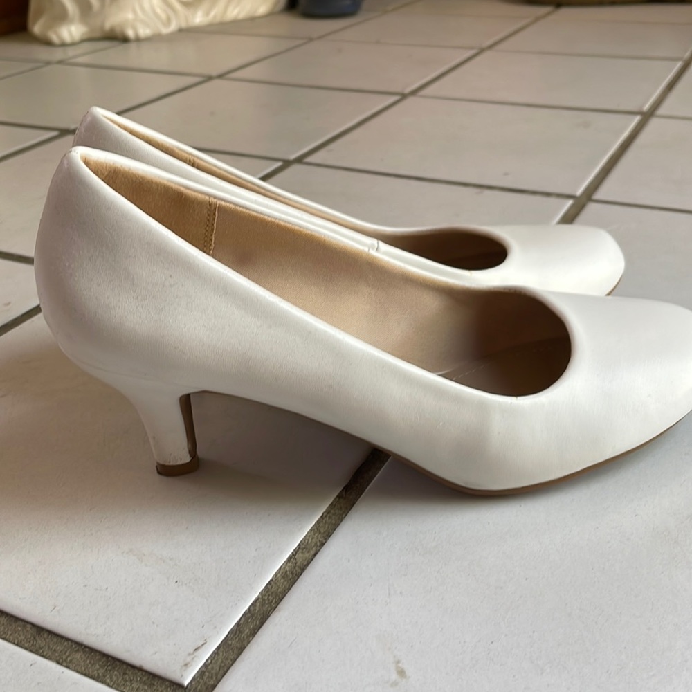 Dream Pairs Classic White Pumps